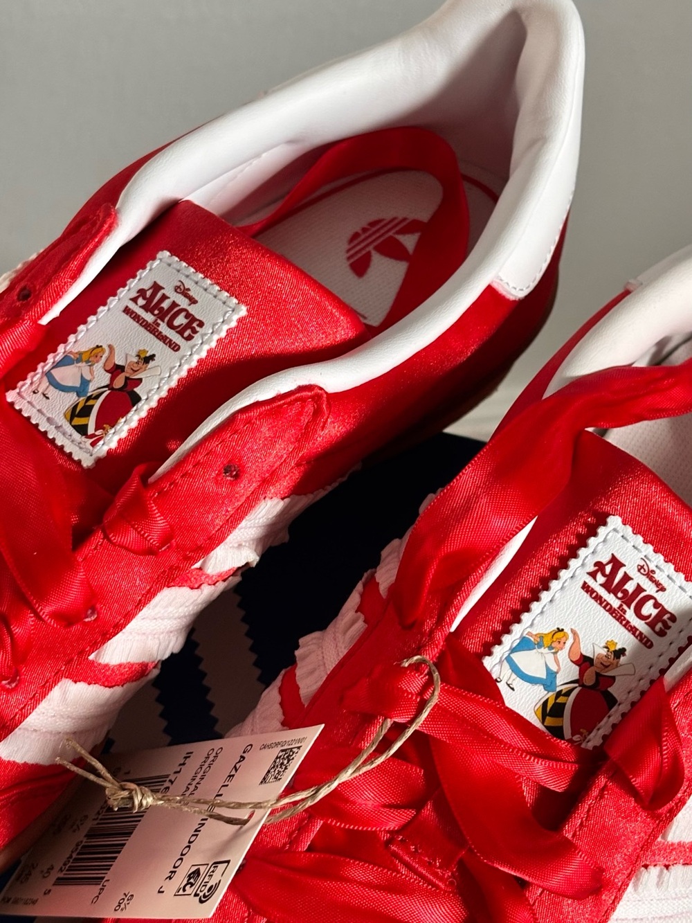 ✨ Disney x Adidas Alice in Wonderland Red Satin Sneakers Sz 7 ✨ - Picture 5 of 11